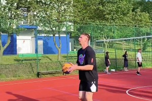 拳王梅威瑟作陪！效力拜仁的丁威迪趁放假观战湖人打独行侠